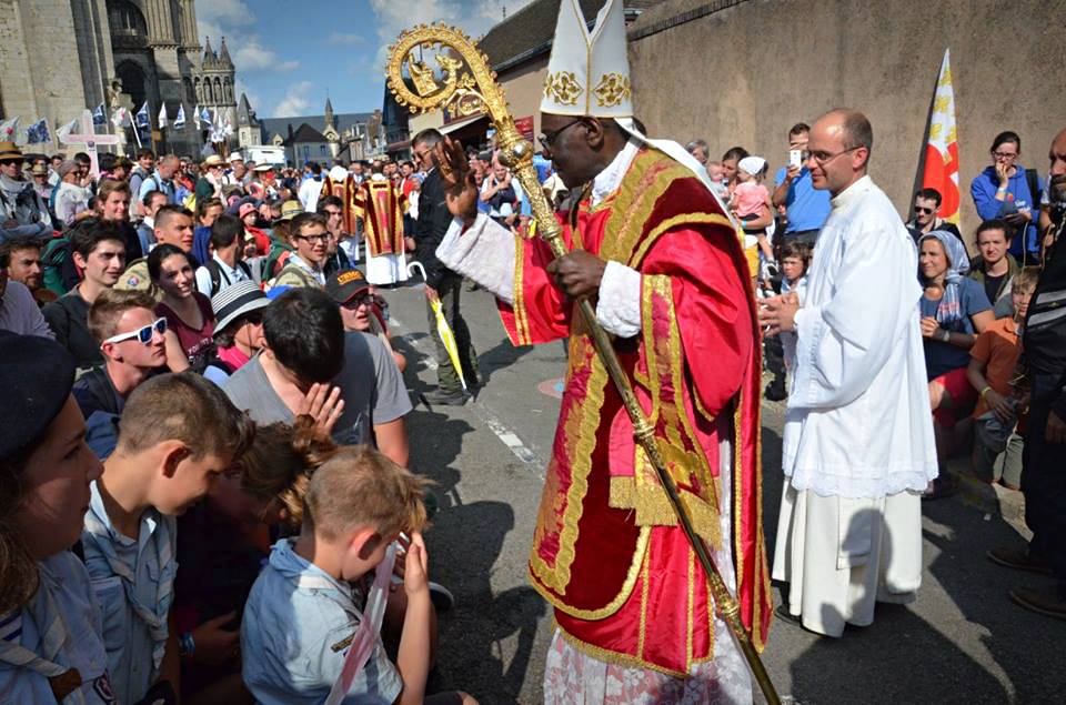 Cardeal Robert Sarah abençoa os jovens após a missa pontifical na Forma Extraordinária em Chartres