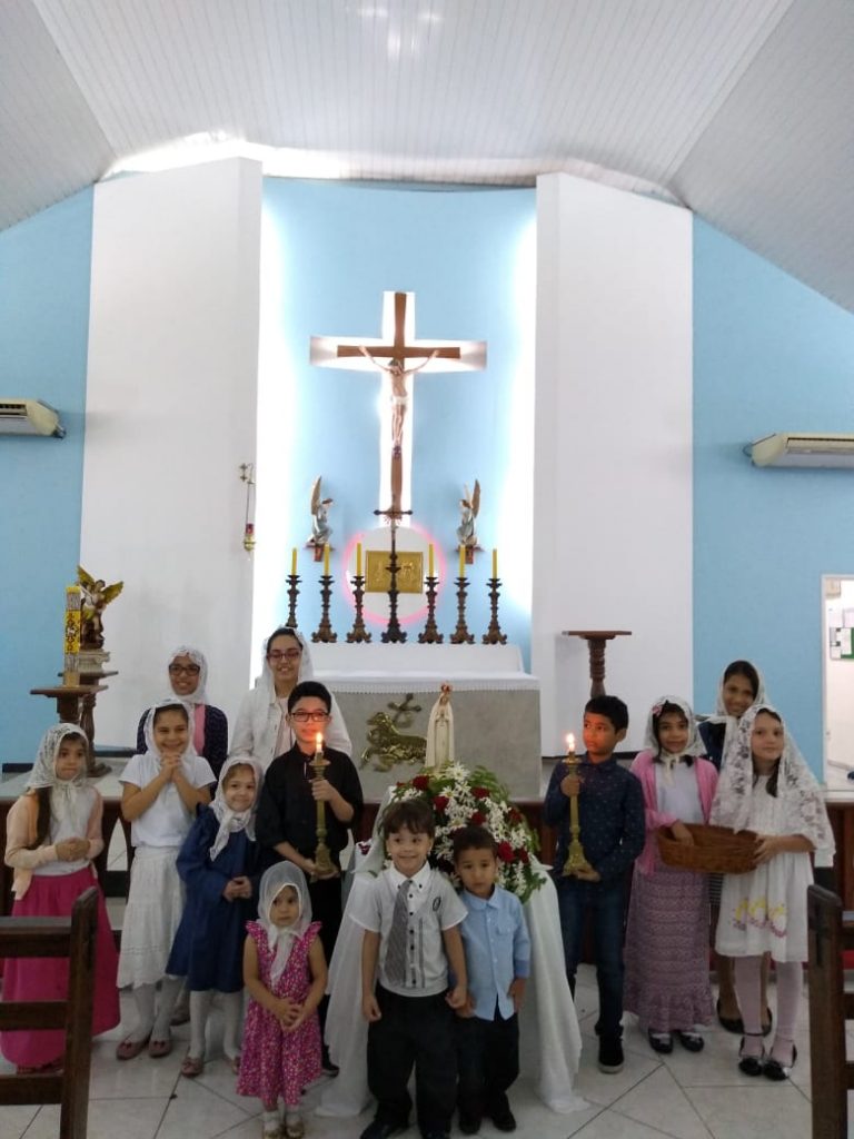 Coroação de Nossa Senhora pelas crianças da Catequese